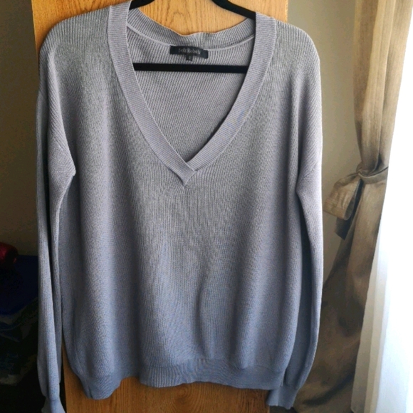 Bundle low-V knitted top with silk camisole - Picture 2 of 9